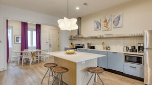 Interior - Sleeps 44 4 Themed Lofts w/ Skyline Balconies, Neon Backdrops & Glam Kitchensperfect for Nashville Group Stays The Swift Retreat by Avantstay (Nashville)