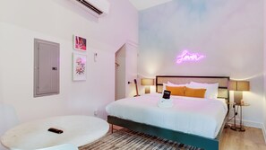 Interior - Sleeps 44 4 Themed Lofts w/ Skyline Balconies, Neon Backdrops & Glam Kitchensperfect for Nashville Group Stays The Swift Retreat by Avantstay (Nashville)