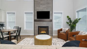 Smart TV, fireplace
