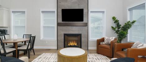 Smart TV, fireplace