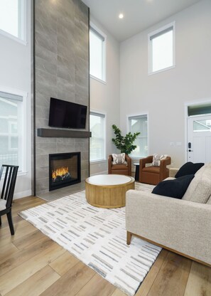 Smart TV, fireplace - Hot Tub + Golf Course • Fenced Yard • New Modern Home (Post Falls)