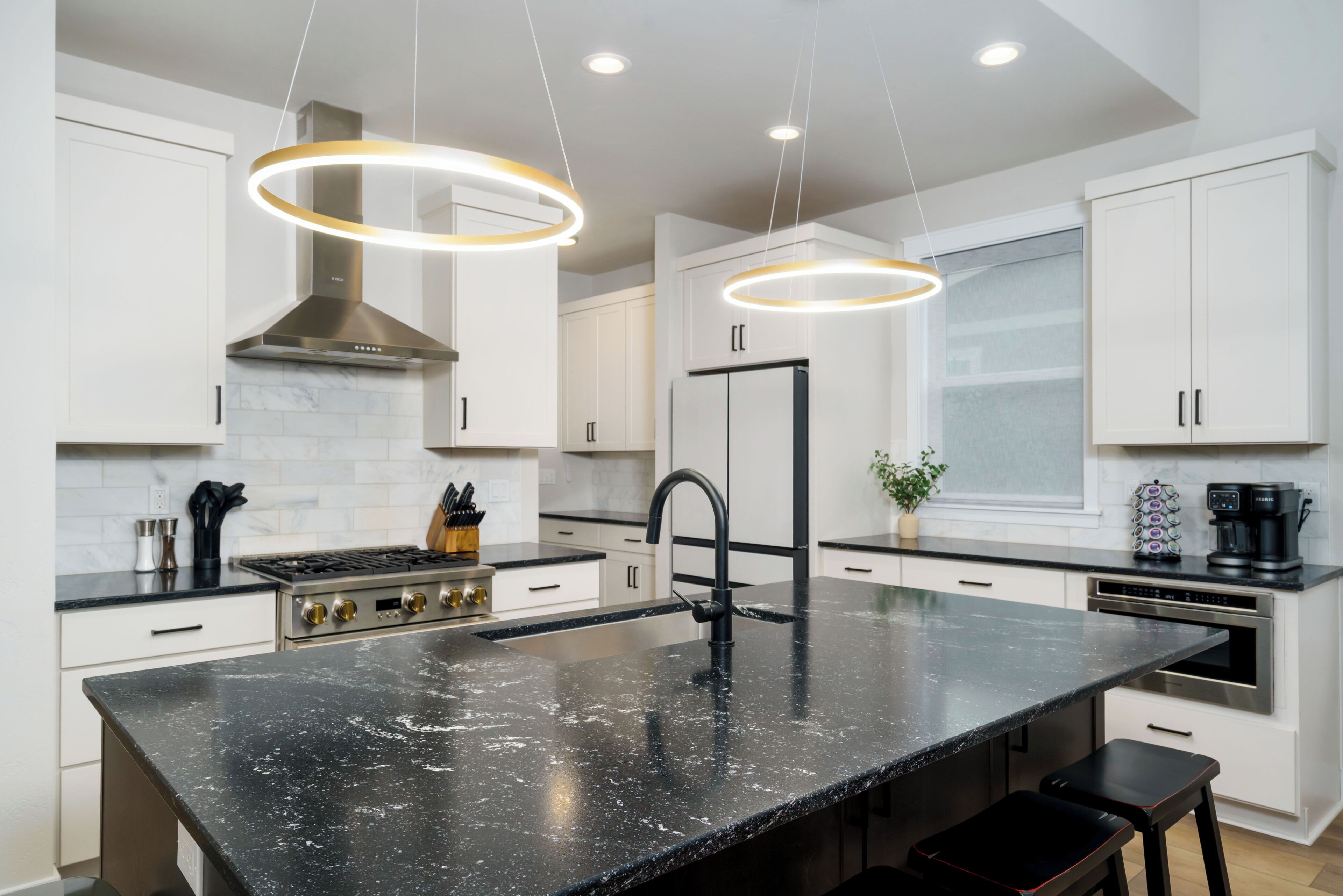 Jääkaappi, mikroaaltouuni, uuni, liesi