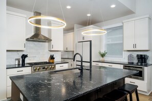 Fridge, microwave, oven, stovetop - Hot Tub + Golf Course • Fenced Yard • New Modern Home (Post Falls)