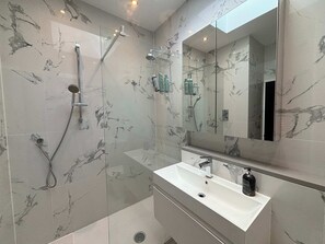 Een douche, een haardroger