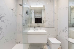 Shower, hair dryer - Sought After Studio Overlooking Portobello Road (Greater London)