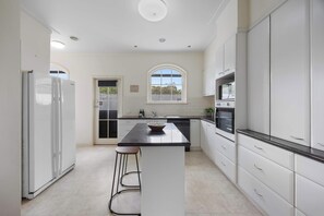 Fridge, microwave, oven, stovetop - Lake Wendouree Wonder (Lake Wendouree)