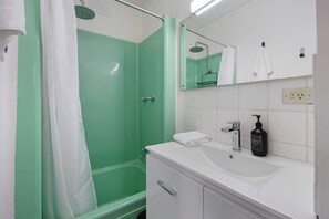 Shower, towels - Lake Wendouree Wonder (Lake Wendouree)
