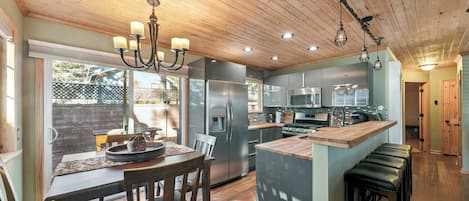 Refrigerador, microondas, parrilla de estufa y cafetera y tetera