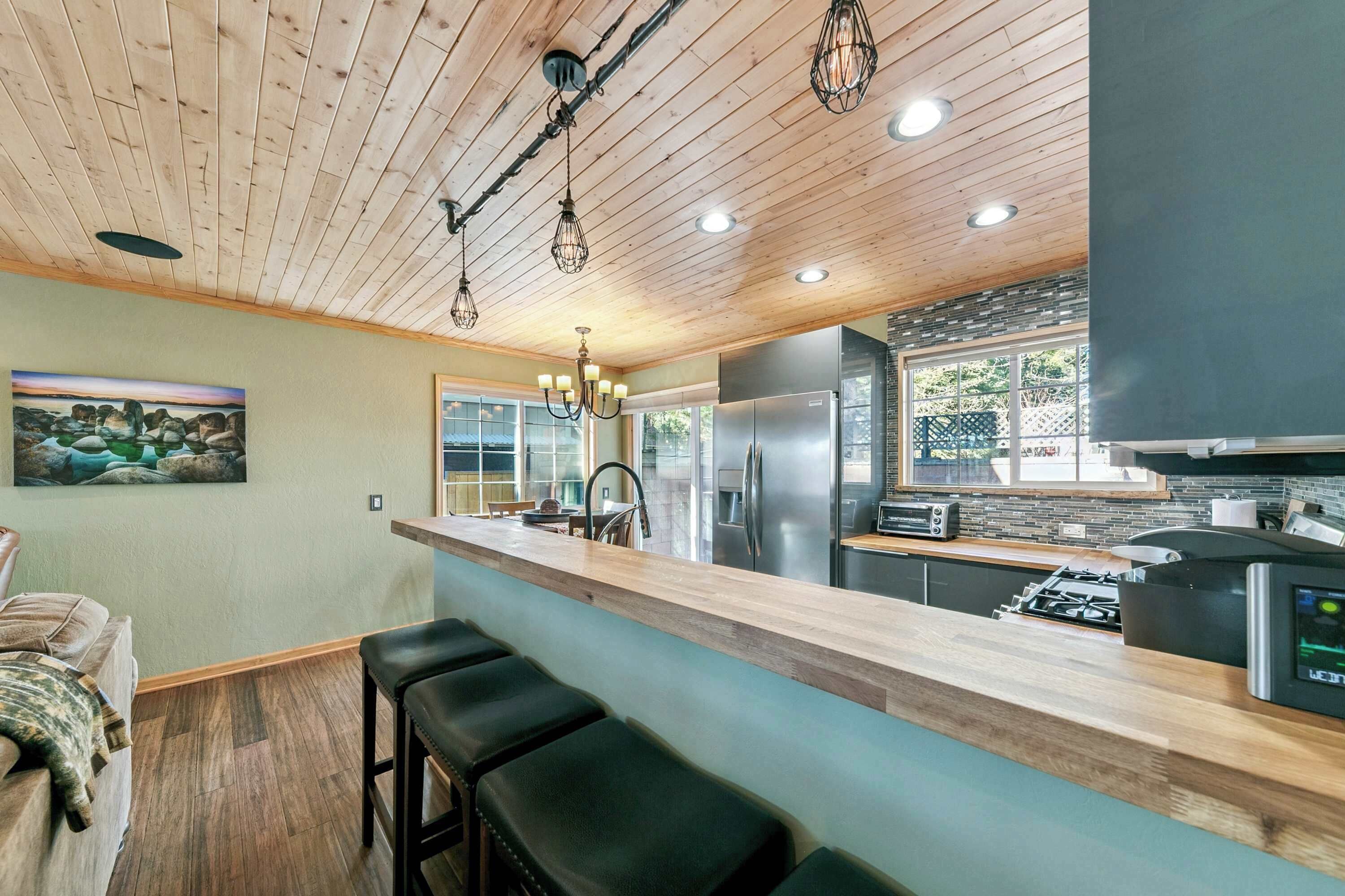 冷蔵庫、電子レンジ、コンロ、コーヒー / ティーメーカー