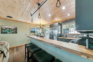 Frigorifero, microonde, piano cottura, macchina per tè/caffè