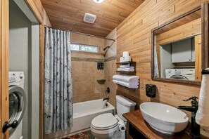 Dusche, Haartrockner, Handtücher, Shampoo