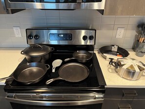 Private kitchen - Rooftop Pool 24-HR Gym Pet Spa 1 Car Free Garage Parking Co-working King Bed (Cincinnati)