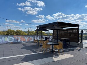 Outdoor dining - Rooftop Pool 24-HR Gym Pet Spa 1 Car Free Garage Parking Co-working King Bed (Cincinnati)