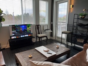 Living area - Rooftop Pool 24-HR Gym Pet Spa 1 Car Free Garage Parking Co-working King Bed (Cincinnati)