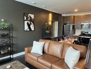 Living area - Rooftop Pool 24-HR Gym Pet Spa 1 Car Free Garage Parking Co-working King Bed (Cincinnati)