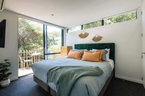 3 habitaciones, escritorio, tabla de planchar con plancha y wifi