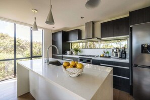 Geladeira, micro-ondas, fogão, cooktop