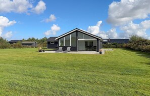 Exterior - Stunning home in Tarm with lake view (Tarm)