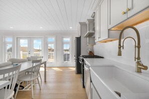 Private kitchen - Home with Rooftop Deck in Lovely Plum Island (Newburyport)