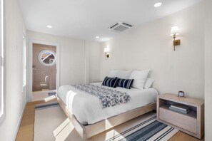 3 bedrooms, Internet, bed sheets - Home with Rooftop Deck in Lovely Plum Island (Newburyport)