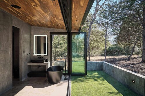 RT SPRING SHOW AVAILABILITY | 2 Kings+Soaking Tub