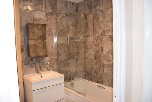 Nice 1 Bedroom Apartment, Sleeps 4, 3Beds