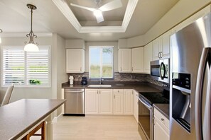 Jääkaappi, mikroaaltouuni, uuni, liesi