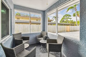 Terrace/patio - Dunedin Bungalow and Cottage Combo/Sleeps 10! Walk or Bike to Downtown Dunedin! (Dunedin)