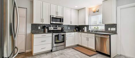 Kjøleskap, mikrobølgeovn, kokeplater og oppvaskmaskin