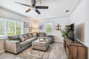 TV, offices - Dunedin Bungalow and Cottage Combo/Sleeps 10! Walk or Bike to Downtown Dunedin! (Dunedin)