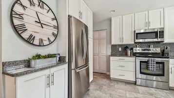 Réfrigérateur, four à micro-ondes, surface de cuisson, lave-vaisselle