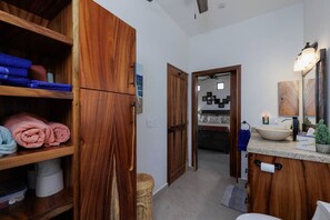 Secador de cabelo, toalhas de banho