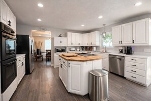 Jääkaappi, mikroaaltouuni, uuni, liesi