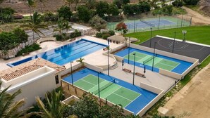 Ein Mehrspartenkomplex mit Schwimmbad, Tennisplätzen und Basketballfeld.