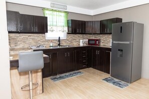 Private kitchen - Tranquil 2-bedroom apartment with AC in charming Roseau (Roseau)