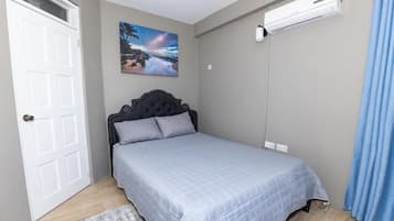2 bedrooms, iron/ironing board, internet, bed sheets