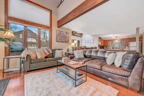 TV, fireplace - Camelback Ski In-Ski Out w/ Sauna Pool - Sleeps 10 (Tannersville)