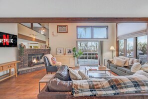 TV, fireplace - Camelback Ski In-Ski Out w/ Sauna Pool - Sleeps 10 (Tannersville)