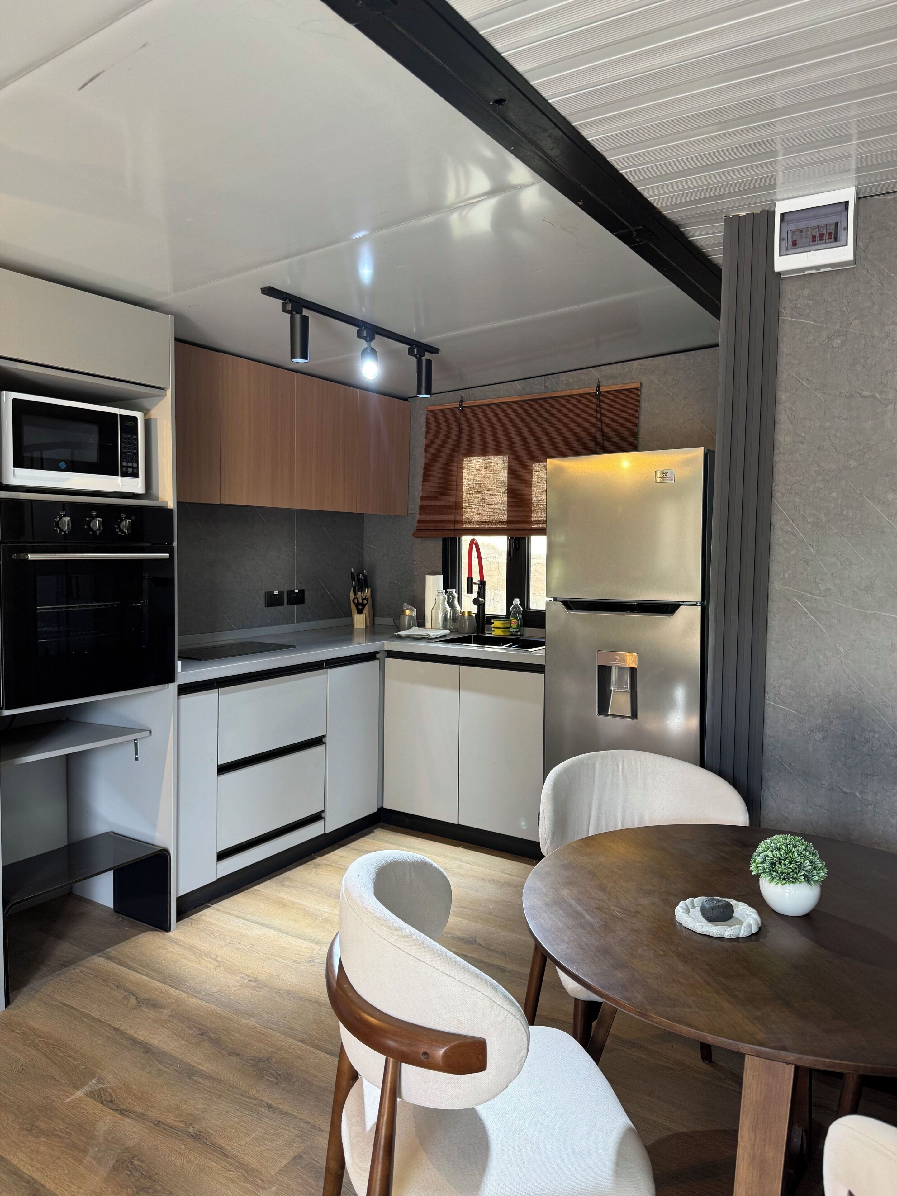 Mikrobølgeovn, ovn og kokeplater