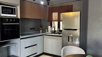 Micro-ondes, four, plaque de cuisson
