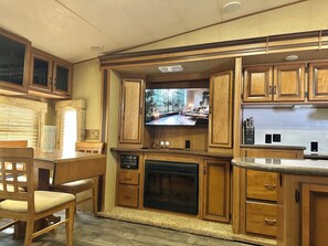 Dining - RV #1 - delightful 1-bdrm, 3 slide out, covered deck, at Lake Livingston Tx  (Onalaska)