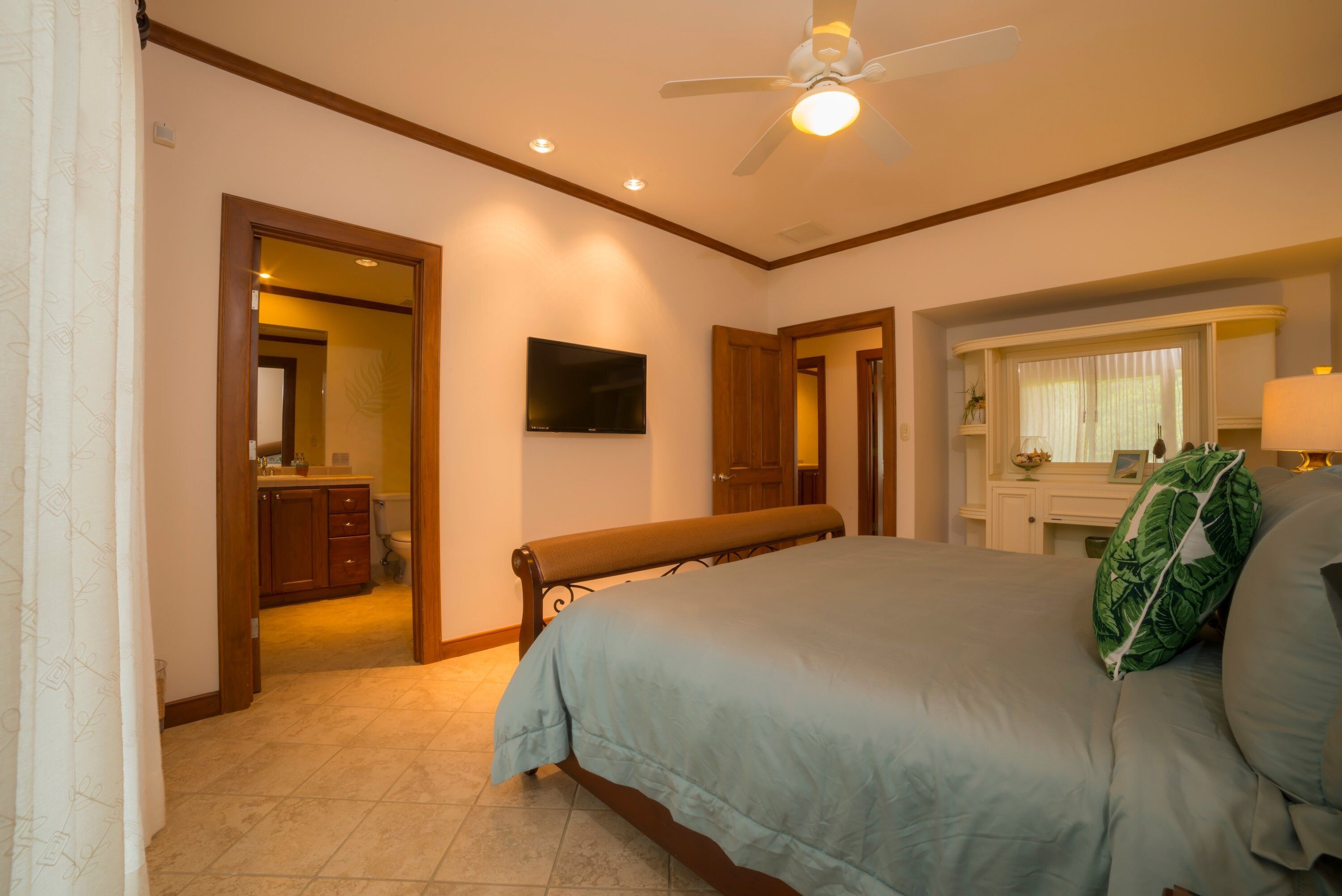 2 bedrooms, iron/ironing board, internet, bed sheets