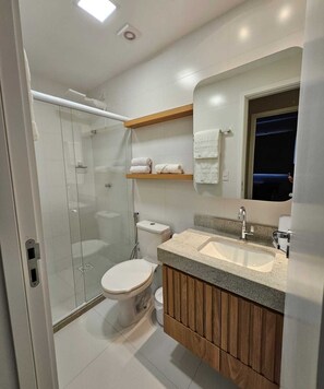 Shower, hair dryer, towels, soap - New apartment one block from the beach with ocean view and garage. (Vila Velha)