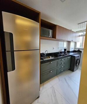 Microwave, stovetop - New apartment one block from the beach with ocean view and garage. (Vila Velha)