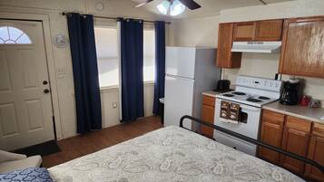 Een strijkplank/strijkijzer, gratis wifi, beddengoed