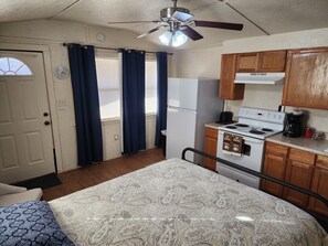 Een strijkplank/strijkijzer, gratis wifi, beddengoed