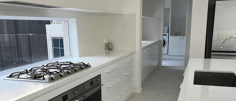 Microondas, horno, placa de cocina y lavavajillas