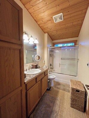 Hair dryer, bidet, towels, soap - Charming Private Suburban Cottage, Serene & Cozy (Mount Vernon)