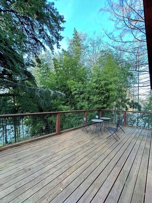 Outdoor dining - Charming Private Suburban Cottage, Serene & Cozy (Mount Vernon)