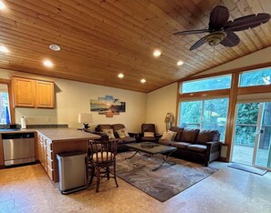 Living area - Charming Private Suburban Cottage, Serene & Cozy (Mount Vernon)